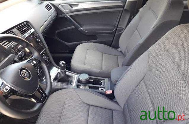 2017' Volkswagen Golf photo #1