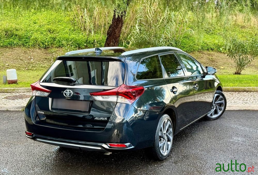 2016' Toyota Auris Touring Sports photo #3