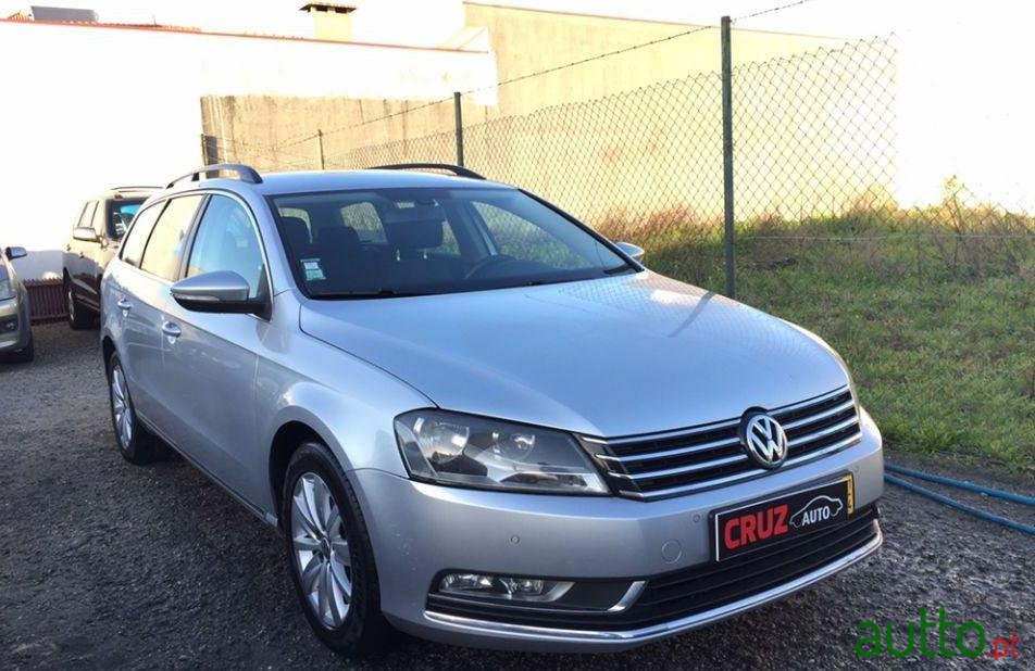 2011' Volkswagen Passat Variant photo #2