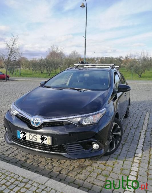 2015' Toyota Auris Touring Sports photo #5