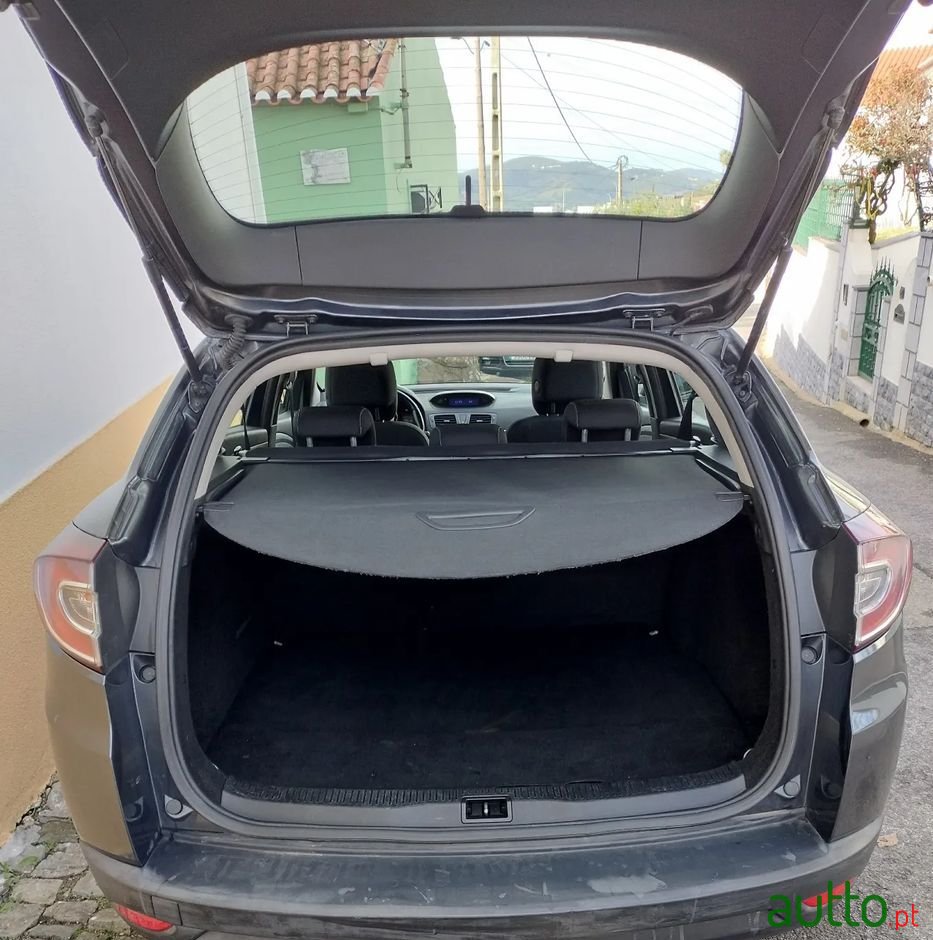 2013' Renault Megane Sport Tourer photo #4