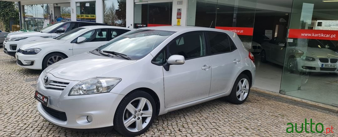2010' Toyota Auris photo #2
