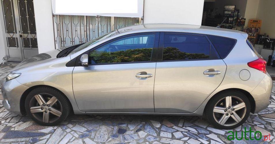 2013' Toyota Auris photo #1