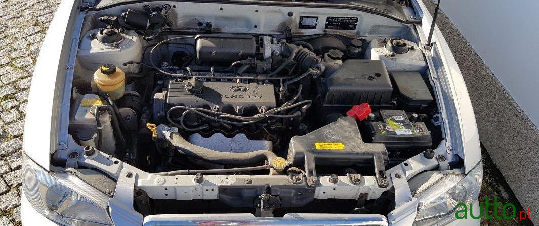 2002' Hyundai Accent photo #2