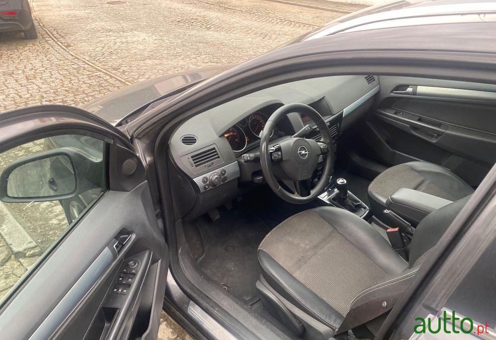 2010' Opel Astra photo #5