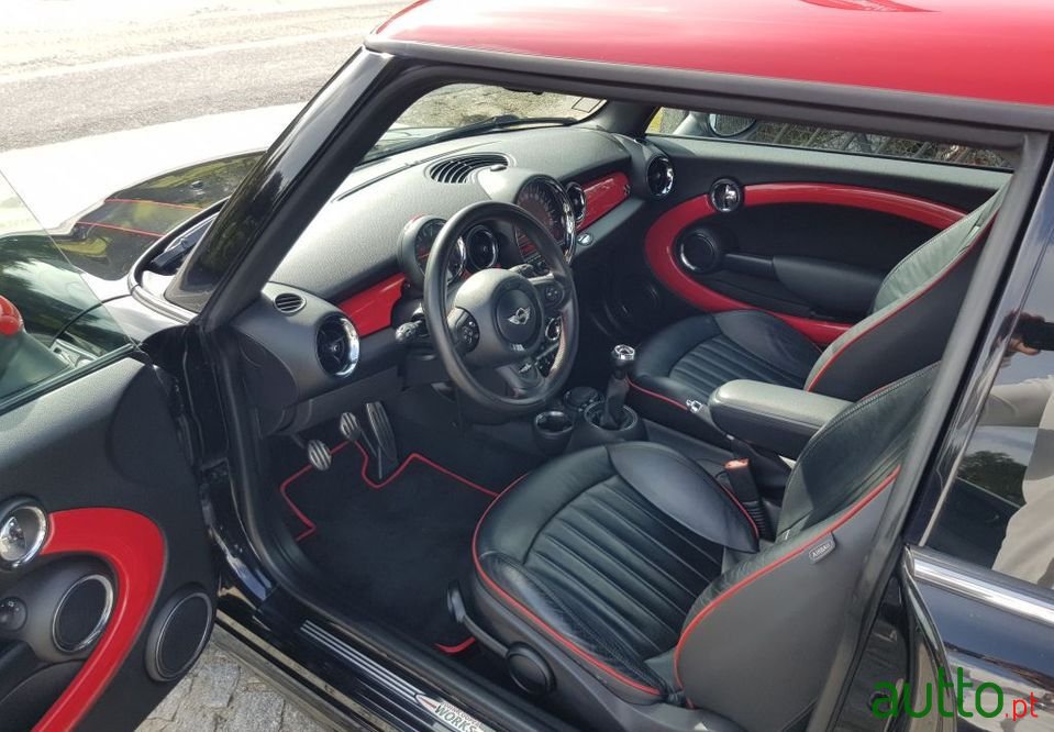2011' MINI John Cooper Works photo #5