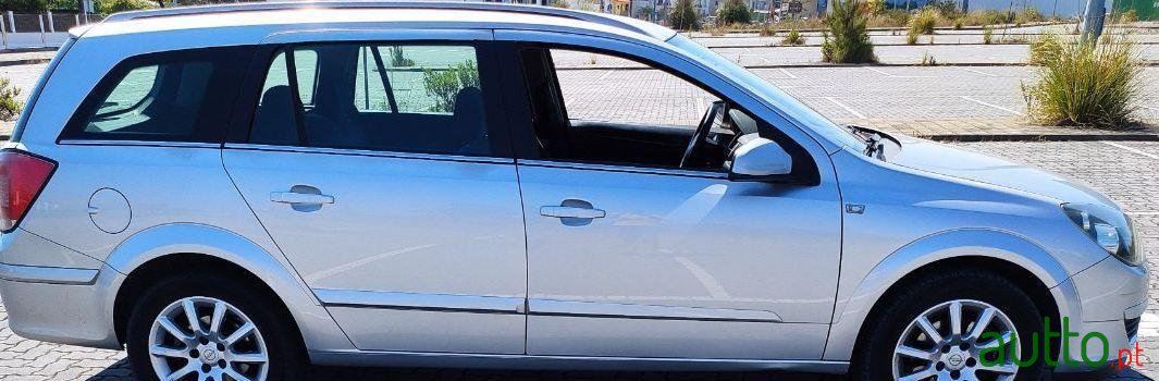 2005' Opel Astra Caravan photo #2