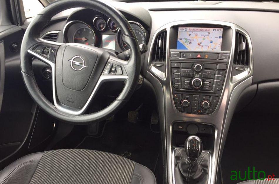 2011' Opel Astra Sports Tourer photo #4