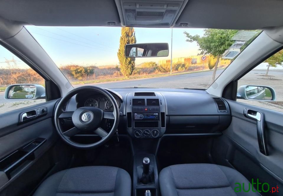 2004' Volkswagen Polo photo #5