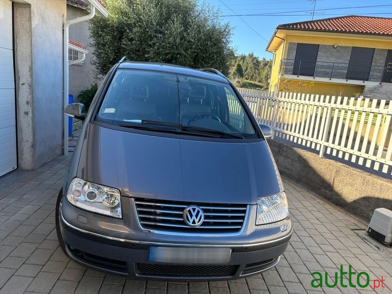 2008' Volkswagen Sharan 2.0 Tdi Highline photo #1