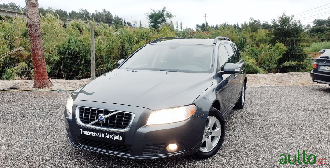 2010' Volvo V70 photo #1