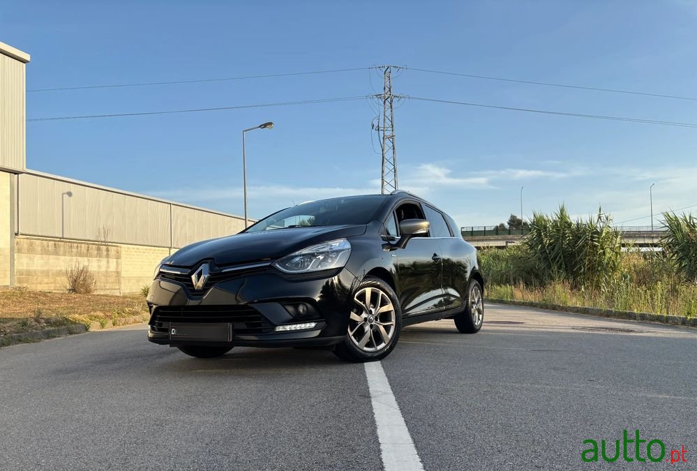 2020' Renault Clio Sport Tourer photo #3