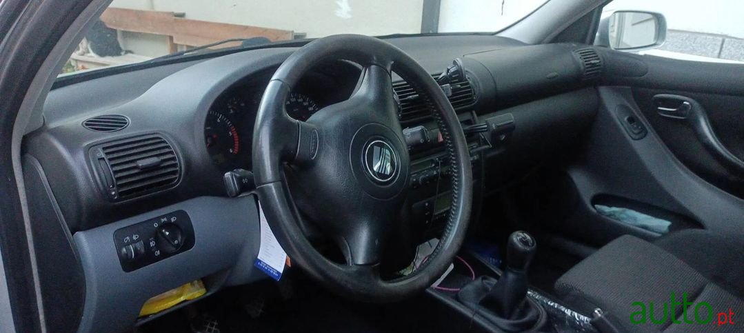 2001' SEAT Toledo photo #2