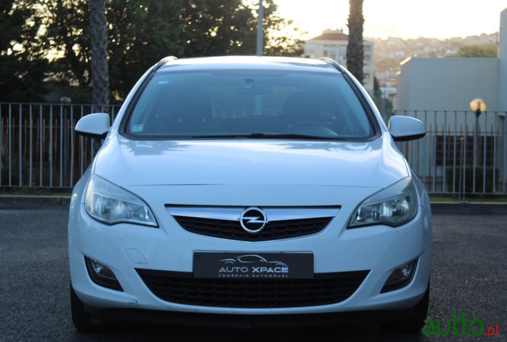 2012' Opel Astra Sports Tourer photo #3