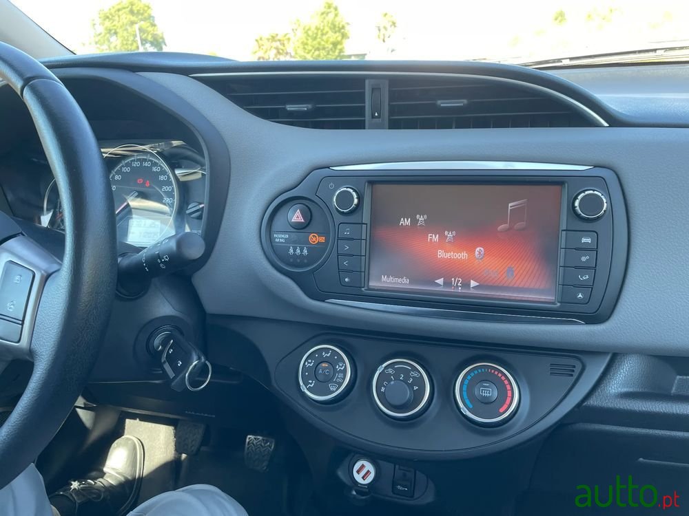 2017' Toyota Yaris photo #3