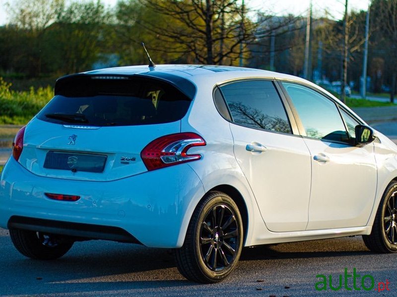 2012' Peugeot 208 photo #6