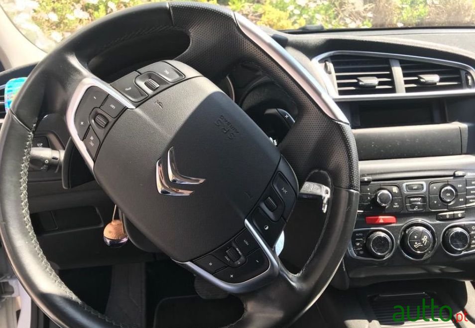 2011' Citroen C4 photo #2