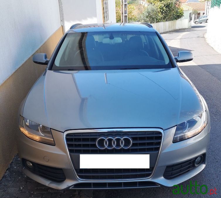 2011' Audi A4 Avant photo #2