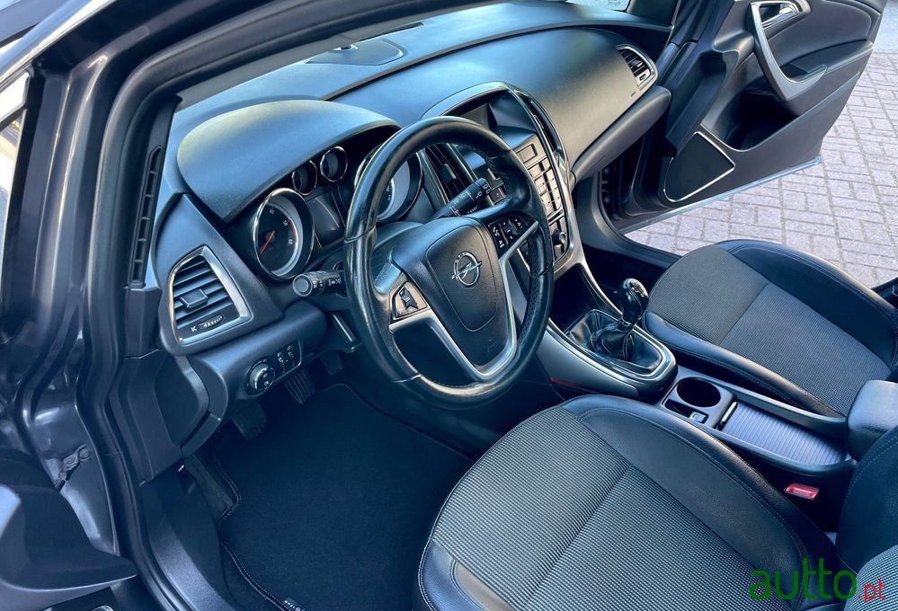 2011' Opel Astra Sports Tourer photo #6