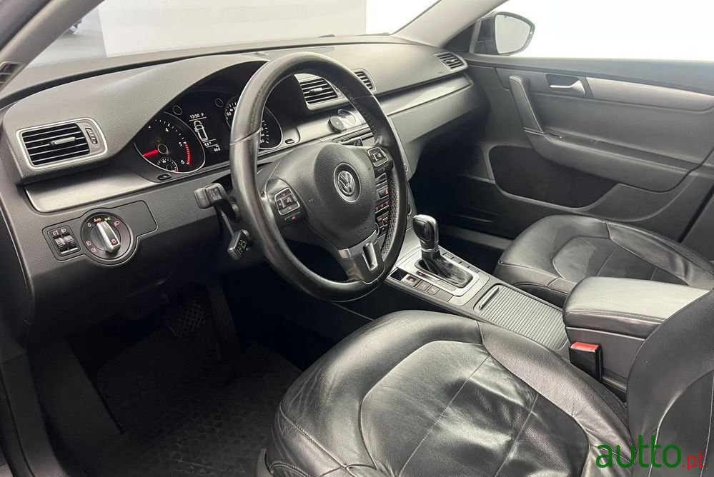 2011' Volkswagen Passat Variant photo #5