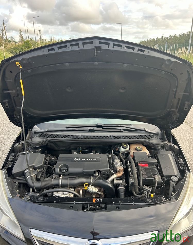 2011' Opel Astra Sports Tourer photo #6