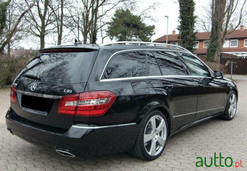 2012' Mercedes-Benz E-220 photo #3