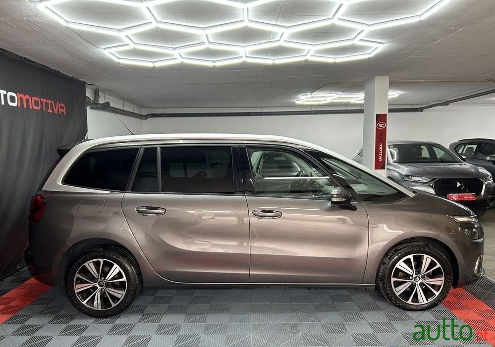 2017' Citroen C4 Grand Picasso photo #4