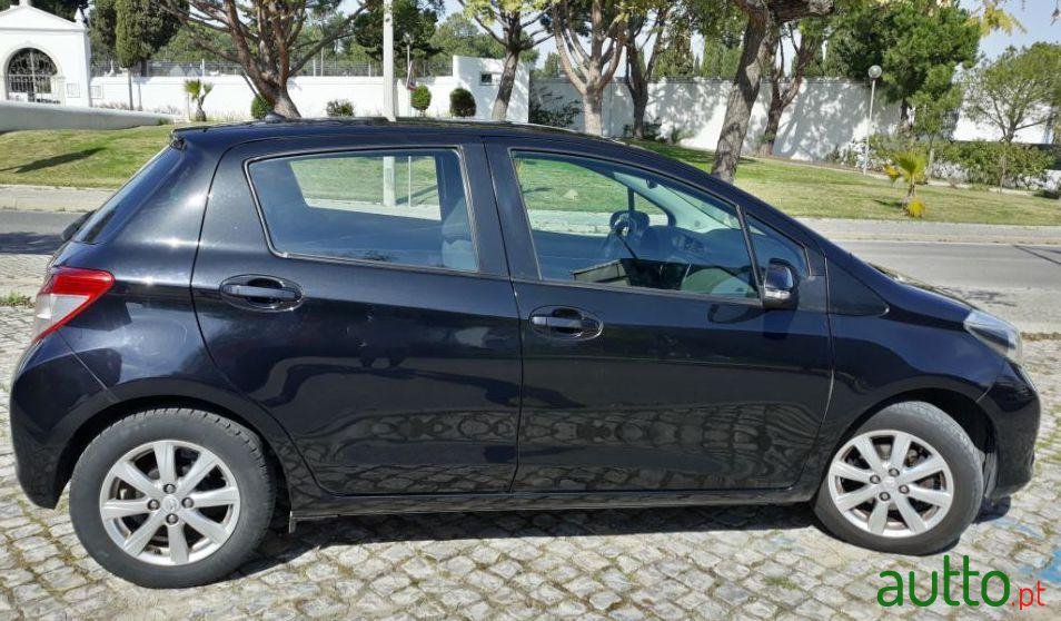 2011' Toyota Yaris photo #5