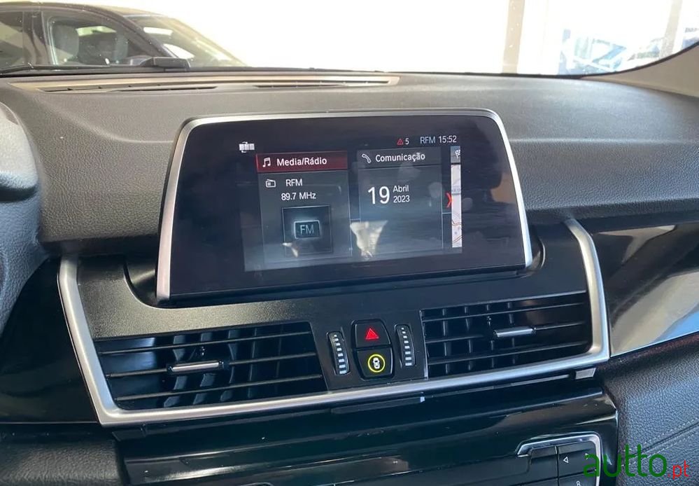 2018' BMW 225Xe Active Tourer photo #3