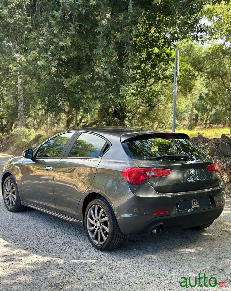 2013' Alfa Romeo Giulietta photo #6