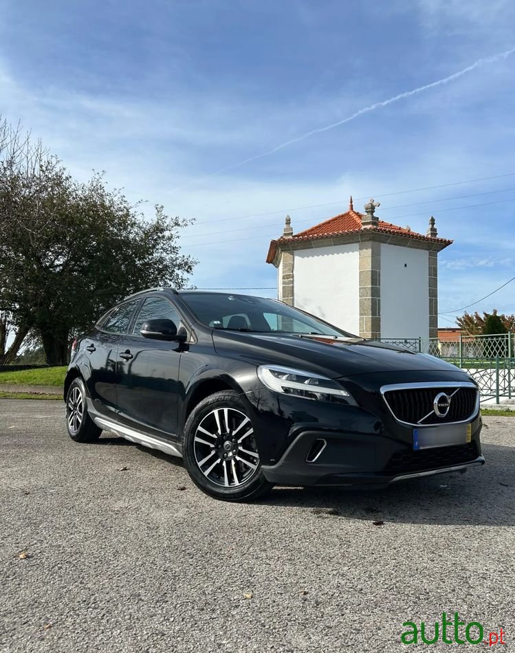 2019' Volvo V40 Cross Country photo #1