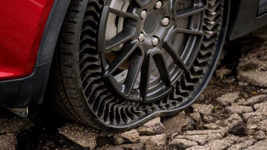 Watch A Mini Cooper SE Ride On Michelin Uptis Airless Tires