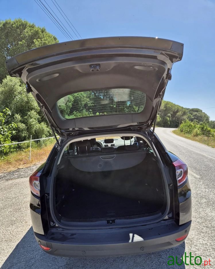 2011' Renault Megane Sport Tourer photo #3