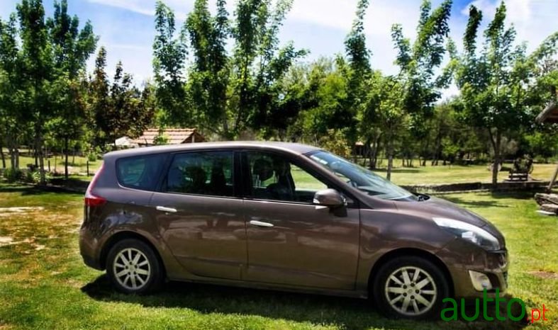 2010' Renault Grand Scenic photo #3