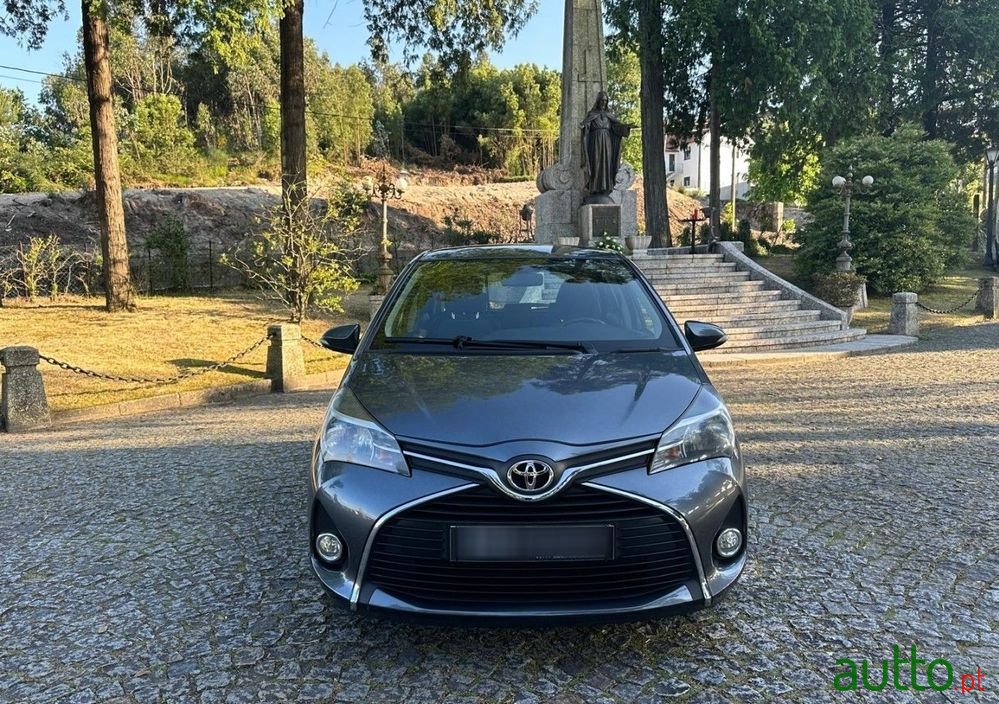 2015' Toyota Yaris 1.0 Vvt-I Comfort photo #2