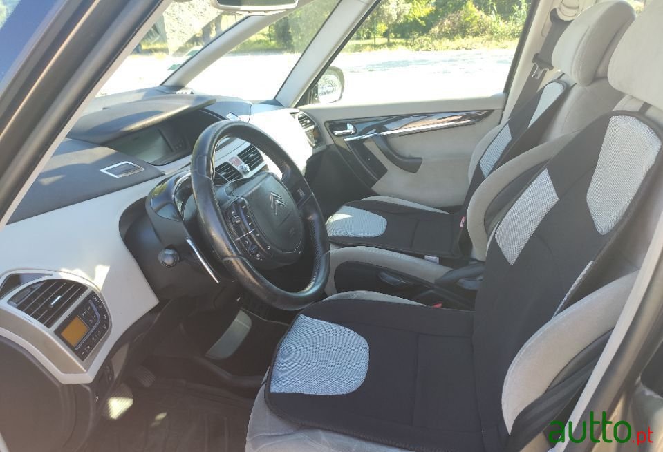 2008' Citroen C4 Picasso photo #4