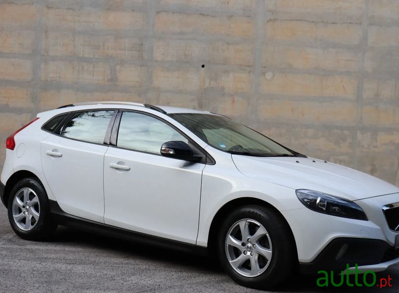 2017' Volvo V40 Cross Country photo #2