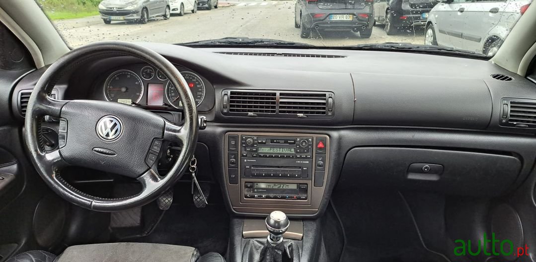 2001' Volkswagen Passat photo #6