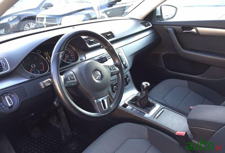 2011' Volkswagen Passat Variant photo #1