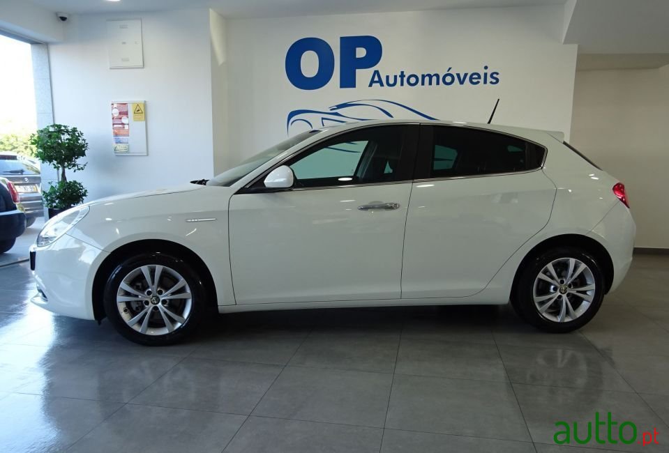 2014' Alfa Romeo Giulietta photo #2