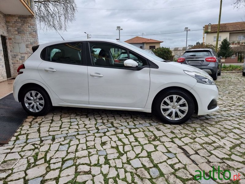 2017' Peugeot 208 1.6 Bluehdi Style photo #5