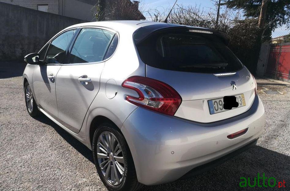 2014' Peugeot 208 Allure photo #2