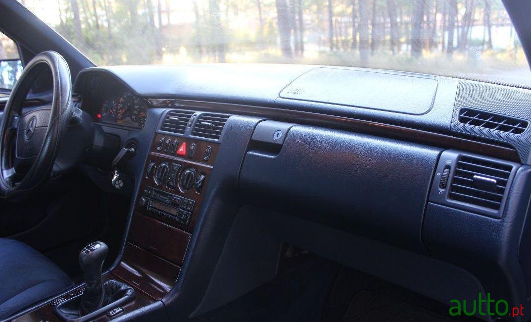 1996' Mercedes-Benz E-290 photo #2