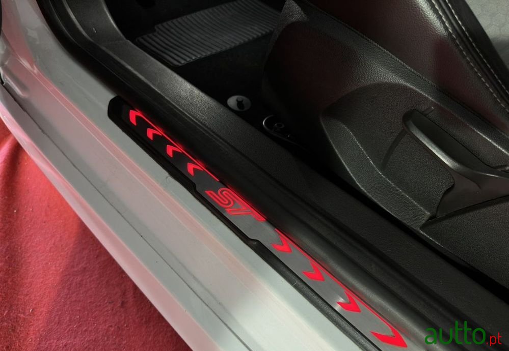 2014' Ford Fiesta photo #3