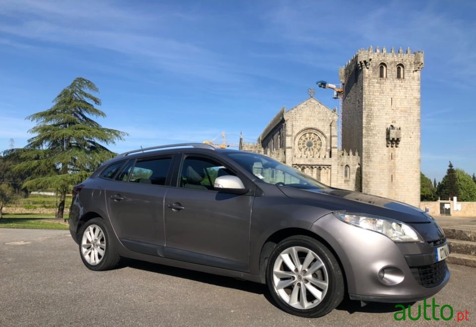 2010' Renault Megane Break photo #2