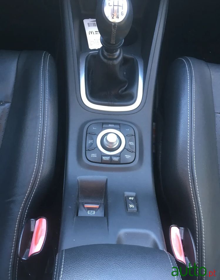 2010' Renault Megane Break photo #3