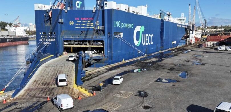 Leixões carrega navio gigante com 540 veículos da Stellantis