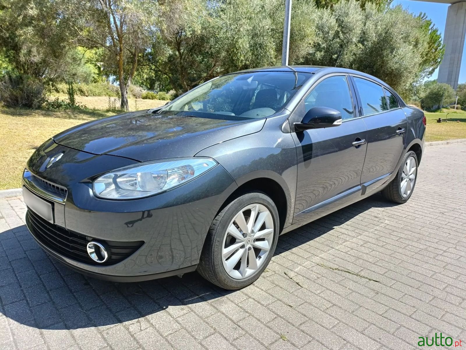 2011' Renault Fluence photo #1