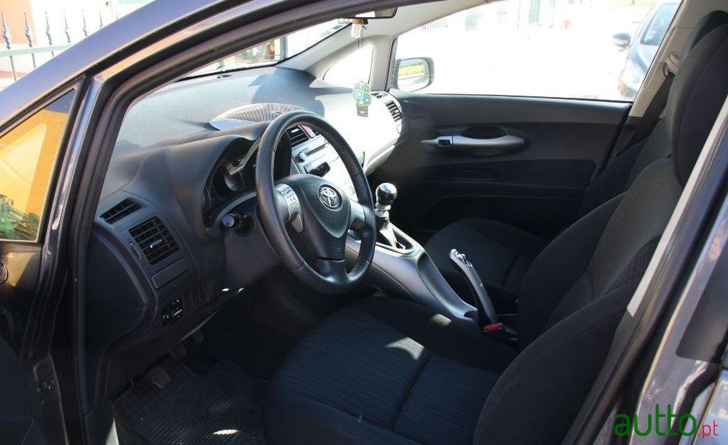 2010' Toyota Auris Gold Edition Dpf photo #1