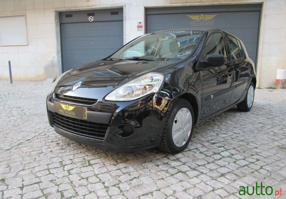 2012' Renault Clio photo #3